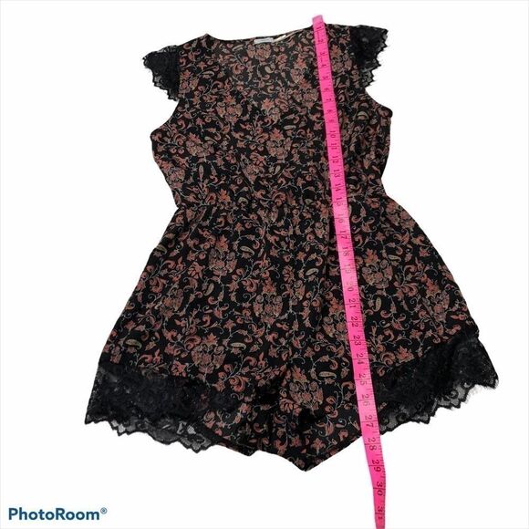 🚨 UO Kimchi Blue Floral Lace Romper - Picture 9 of 10